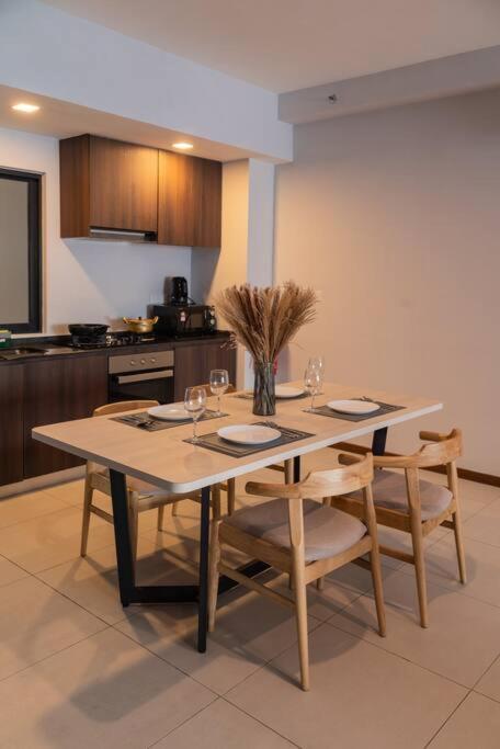 Deluxe Seaview Suite Twin Bed By The Only Bnb Tanjung Tokong Екстер'єр фото